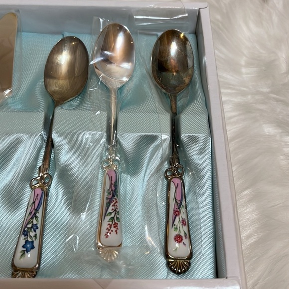 Grosvenor International Collection Silver Floral Spoon Collection - Picture 4 of 11